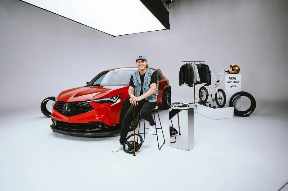 Acura ADX CZ-77 Concept مع كوكو زوريتا ودراجة BMX في الصورة الرسمية