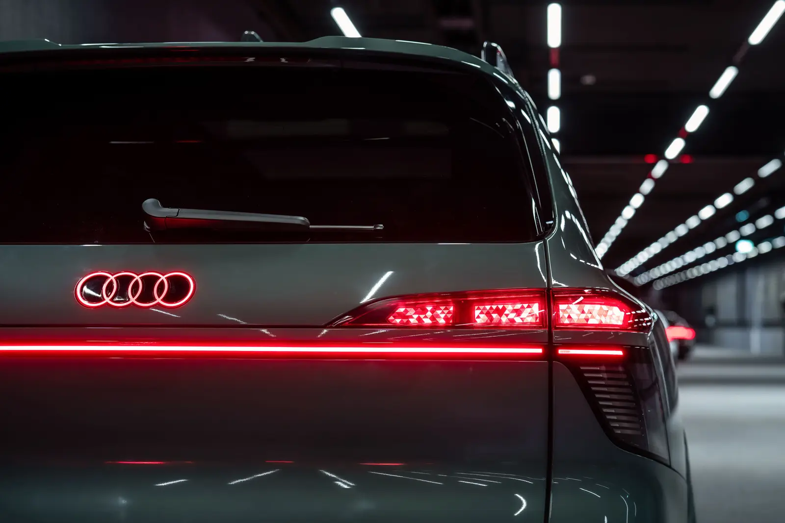 المصابيح الخلفية الرقمية المنحنية في Audi Q9 الجديدة