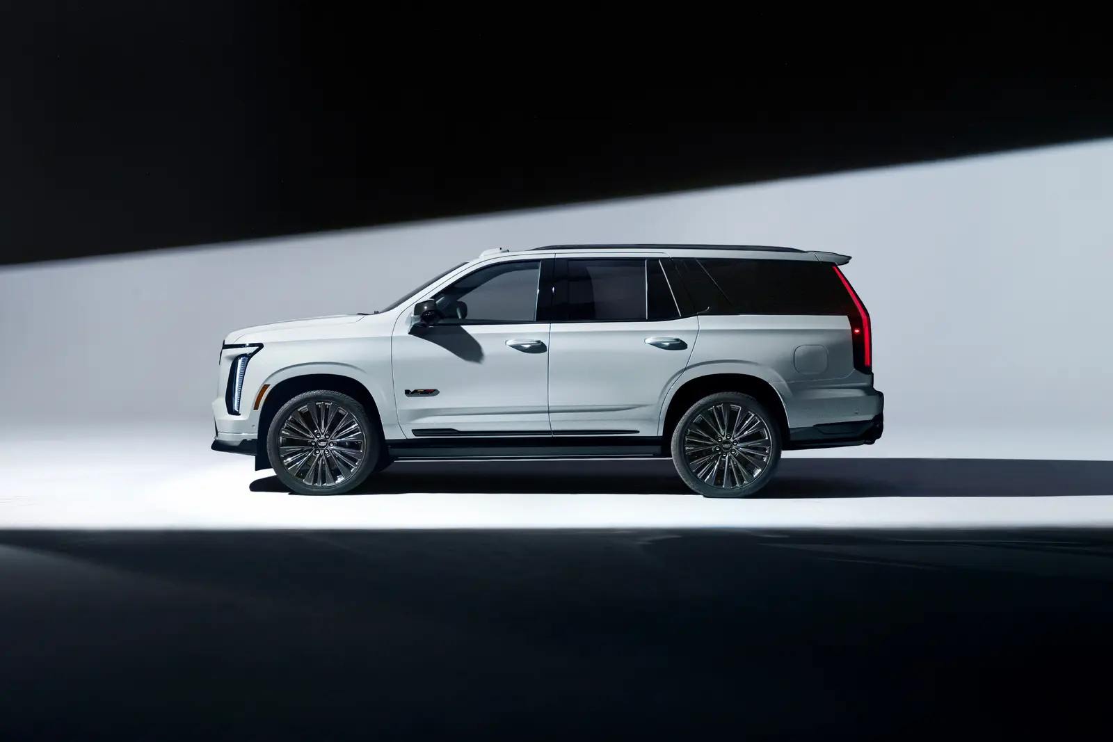 Cadillac Escalade-V 125th Anniversary البيضاء في الصورة الرسمية