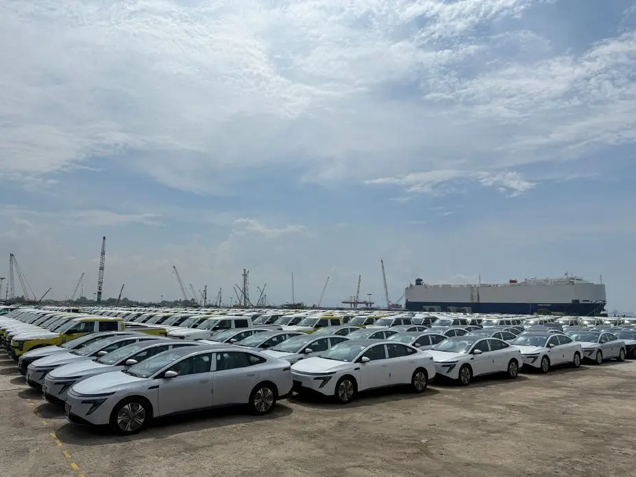 صفوف Nissan Primera EV وNavara Pro PHEV بعد وصولها إلى ميناء باتانغاس